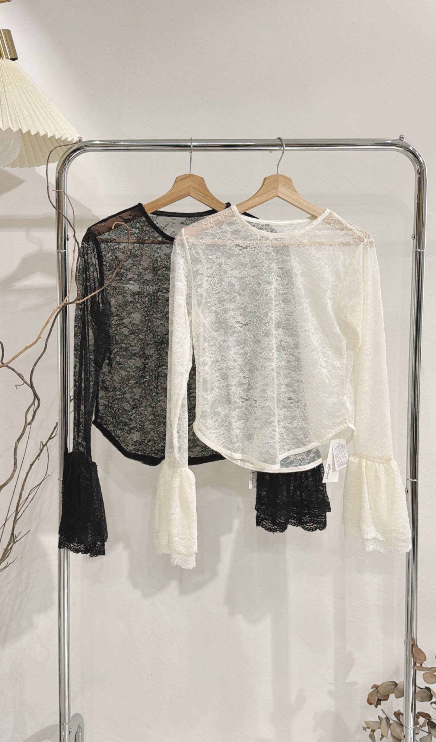 [ 現貨 📷 ༘ ⋆｡ ˚ ] [ 限量！] flare sleeve top / 2 colors