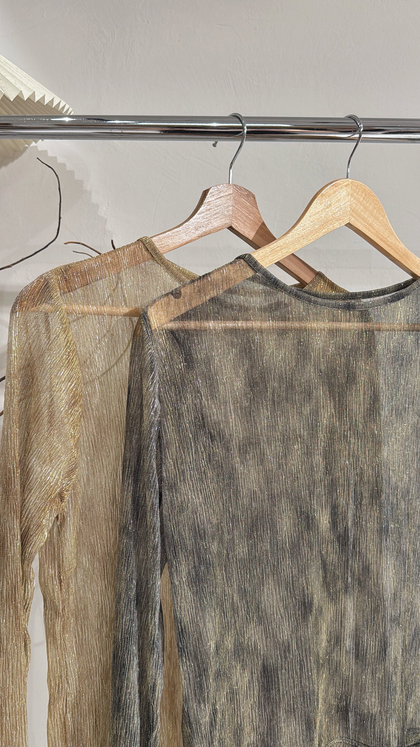 [ 現貨/預訂 ⋆.𐙚 ̊ ] [ 店主's pick! ] glossy textured top / 2 colors