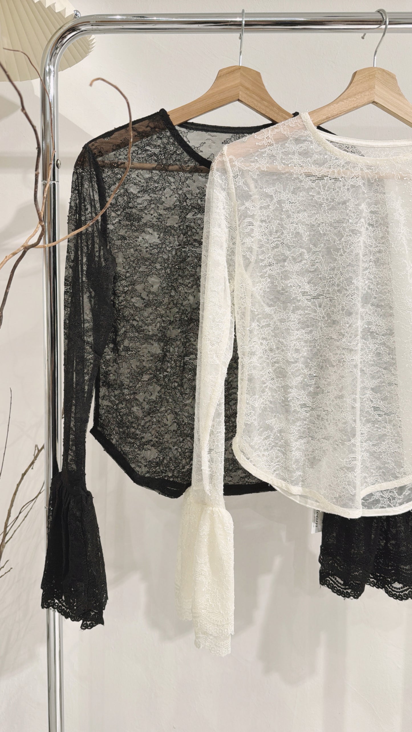 [ 現貨 📷 ༘ ⋆｡ ˚ ] [ 限量！] flare sleeve top / 2 colors