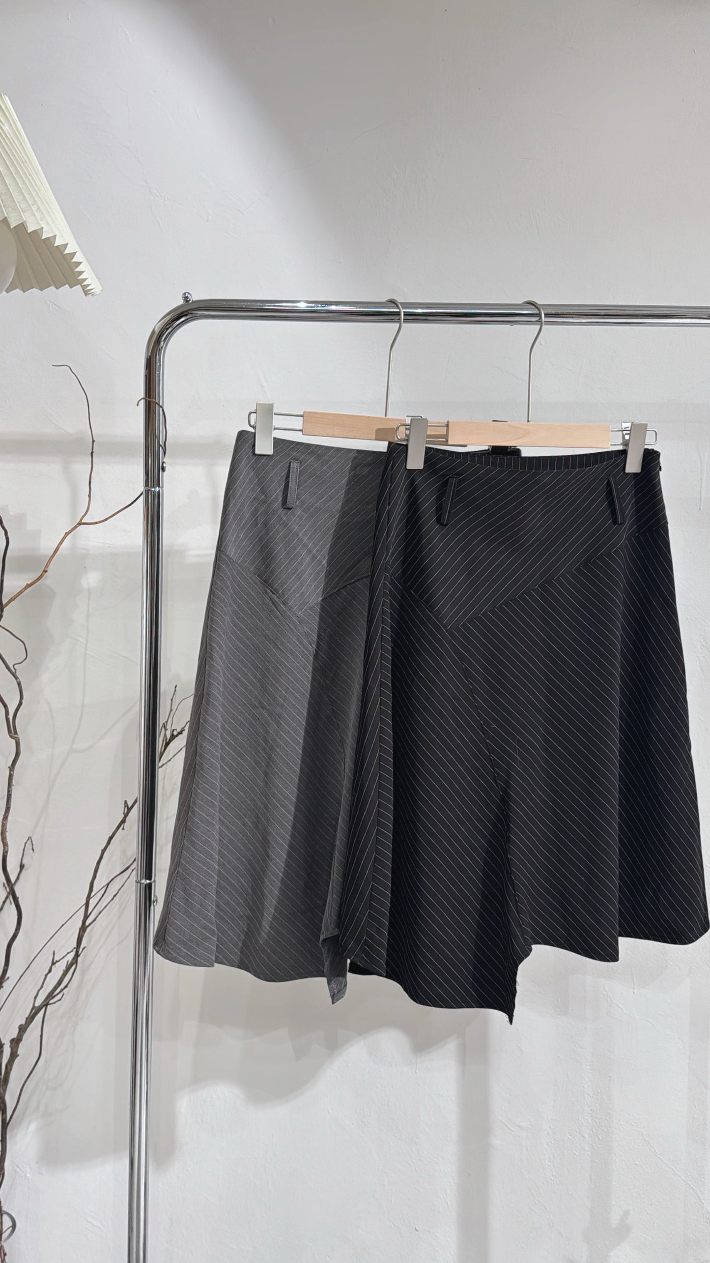 [ 預訂⋆𐙚 ̊. ] [ 店主自留款！必入！]  Striped unbalanced mid skirt / black