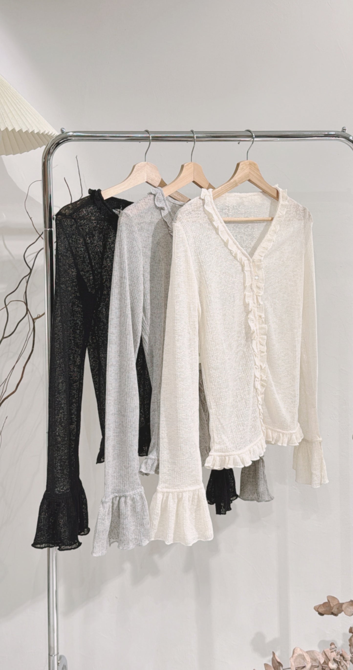 [ 預訂/現貨 📷 ༘ ⋆｡ ˚ ] v-neck ruffle sleeve top / 3 colors