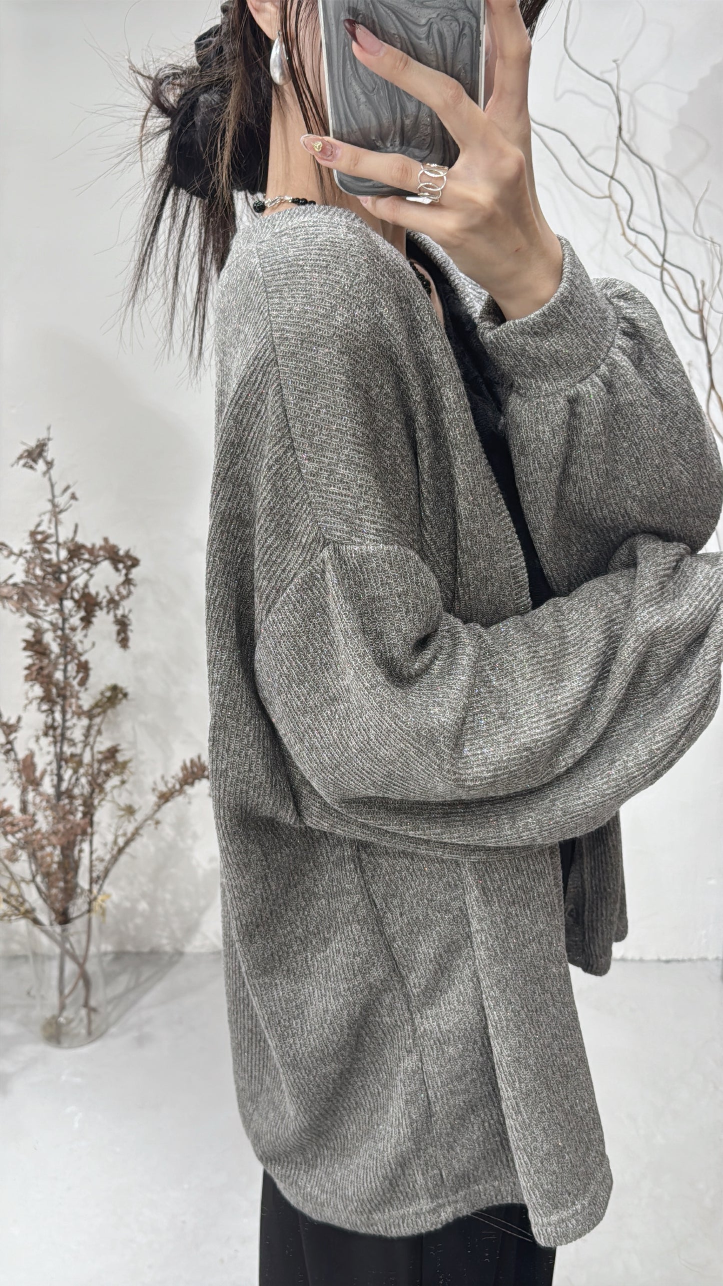 [ little bling bling ✨] v-neck glossy outer/ light grey