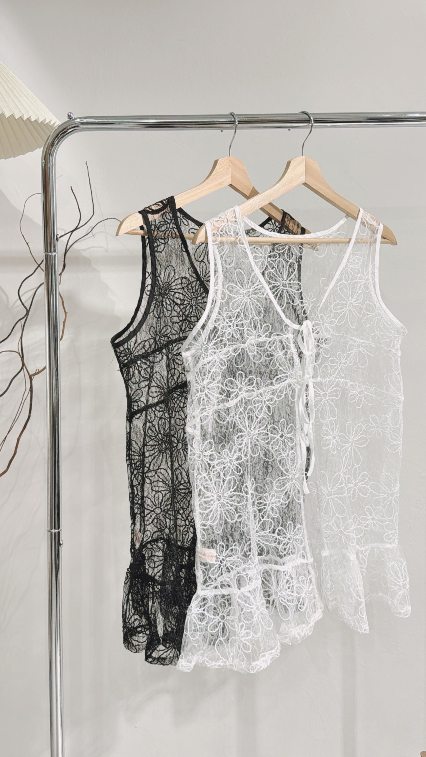 [ 現貨/預訂  📷 ༘ ⋆｡ ˚ ] bling bling floral vest / black