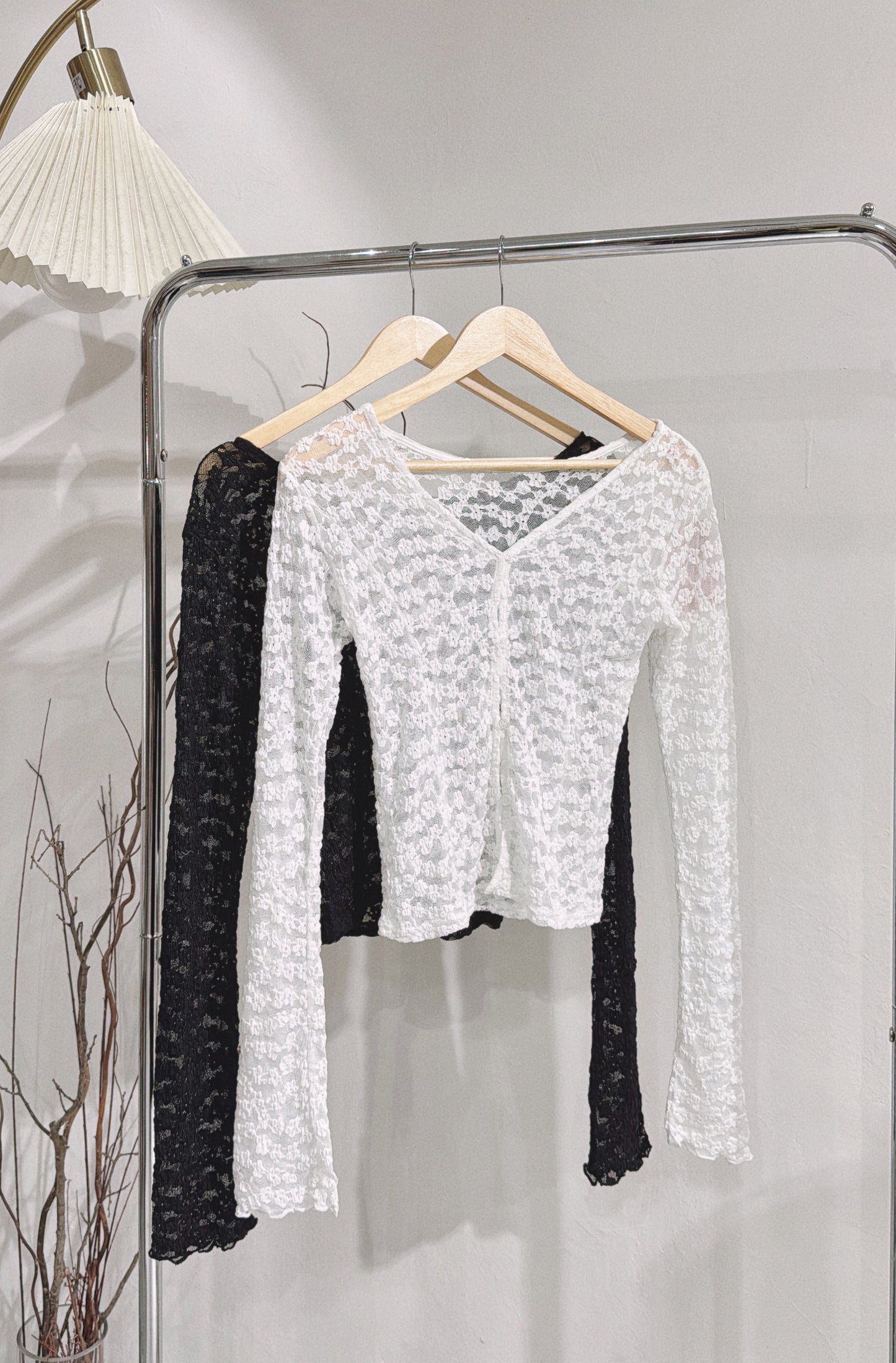 [ 預訂⋆.𐙚 ̊  ] [ 店主自留款！] floral print v-neck top / black