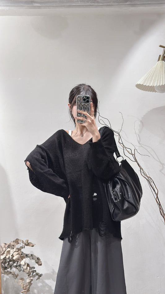 [預訂] V-neck oversized knit top / black