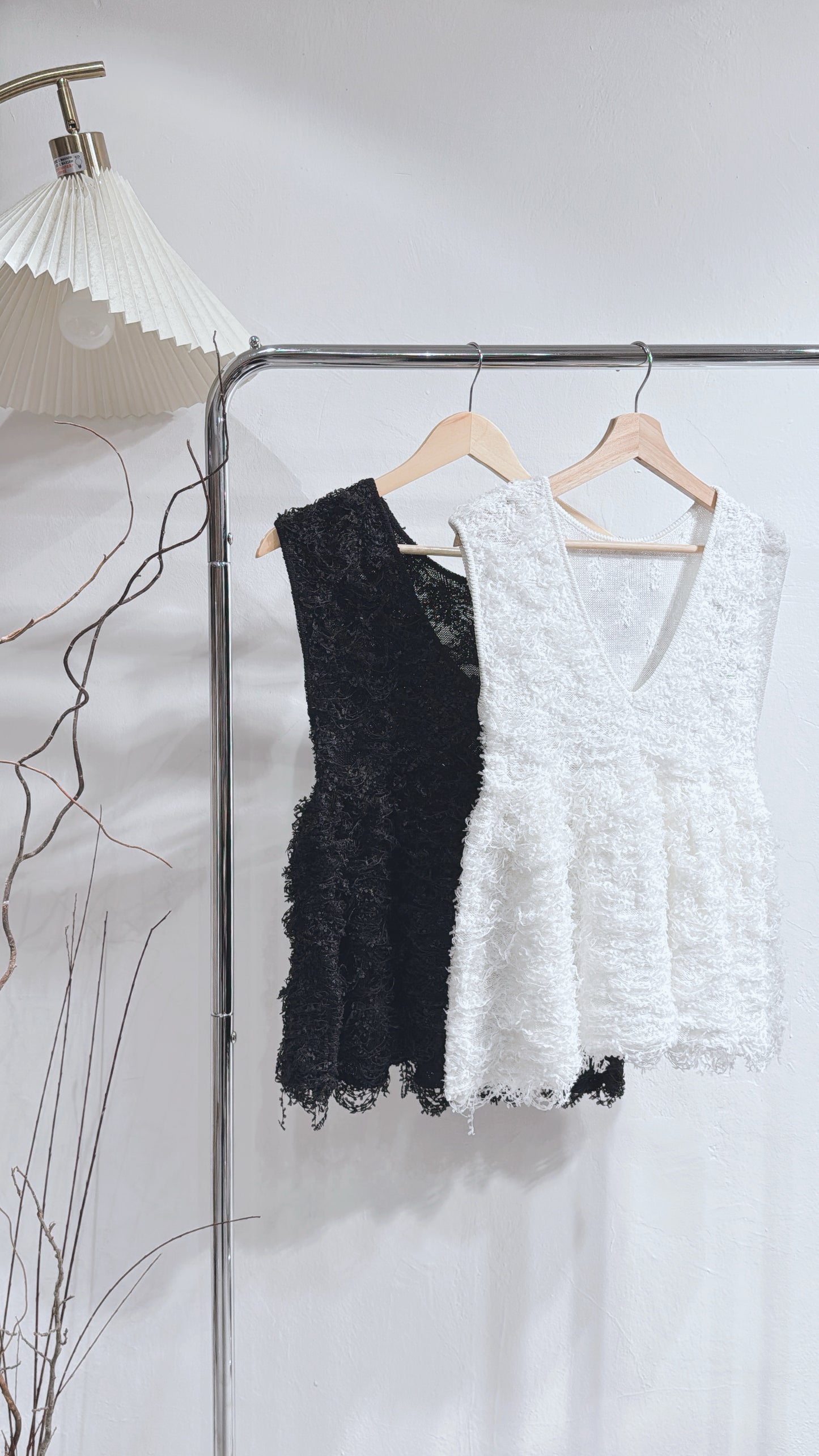 [ 現貨🪽⋆ ] v-neck momo vest • 2 colors