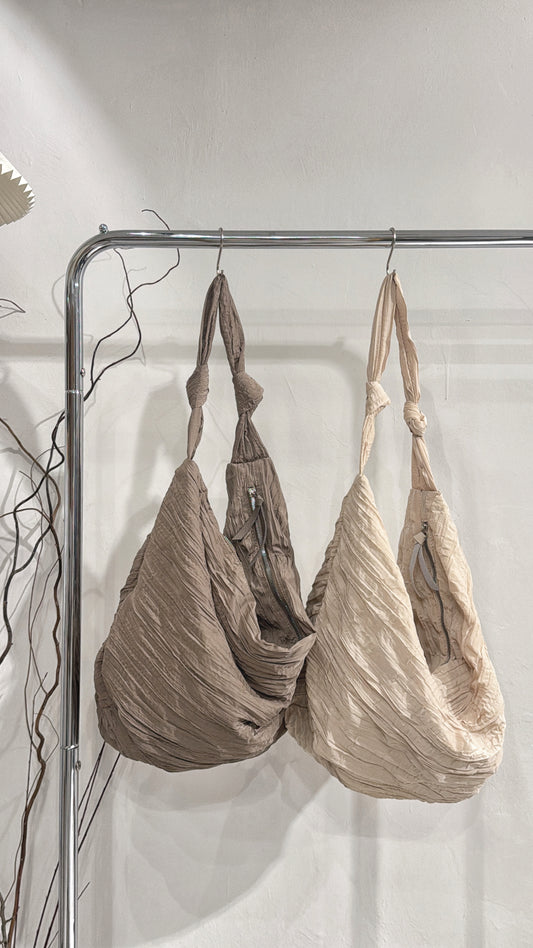 [ 預訂⋆⭒˚.⋆ ] textured bag / 2 colors (奶茶色愛好者 must pick! ˚ʚ🧋ɞ˚‧）
