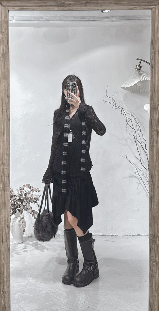 ［ 現貨/預訂 🐈‍⬛✨ ] Textured Lace Blouse / black